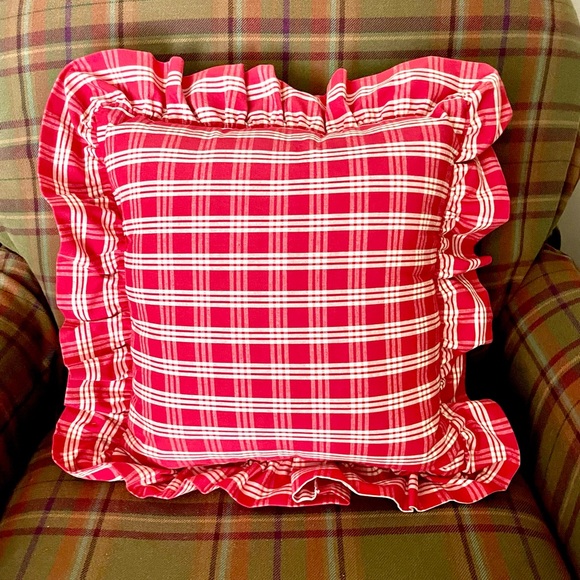 Gingham ๐
๐ข๐๐๐๐๐ Square Pillow - Picture 4 of 4